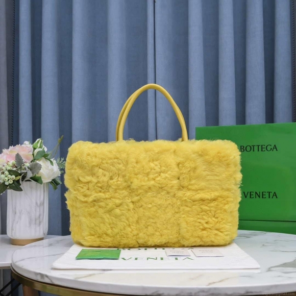 Bottega Veneta BV 652867 Arco Tote Intreccio shearling Yellow