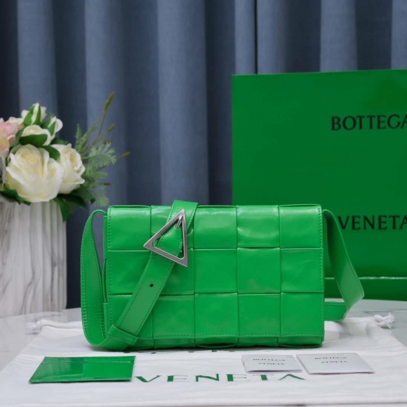 Bottega Veneta BV 578004 Cassette Cross-body bag soft lambskin leather BV89909