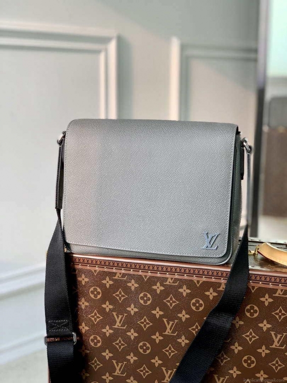 Louis Vuitton M30851 District PM Taiga infini Gray