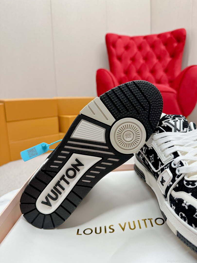 Louis Vuitton 1ABNJP Men Women’s LV Trainer Sneaker L62478
