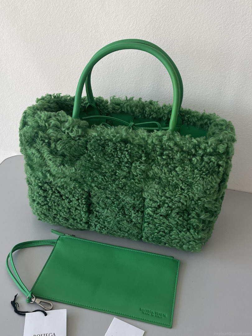 Bottega Veneta BV 652867 Arco Tote Intreccio shearling Dark Green