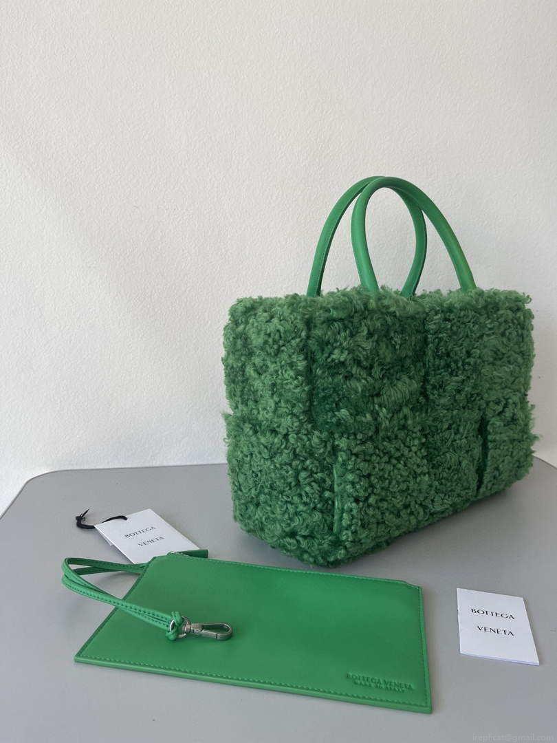 Bottega Veneta BV 652867 Arco Tote Intreccio shearling Dark Green