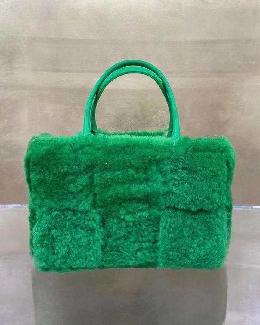 Bottega Veneta BV 652867 Arco Tote Intreccio shearling Green