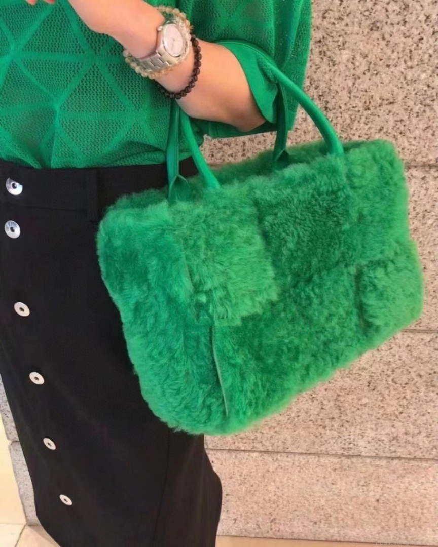 Bottega Veneta BV 652867 Arco Tote Intreccio shearling Green