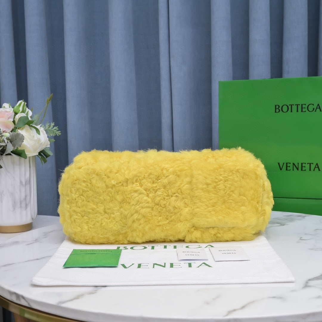 Bottega Veneta BV 652867 Arco Tote Intreccio shearling Yellow