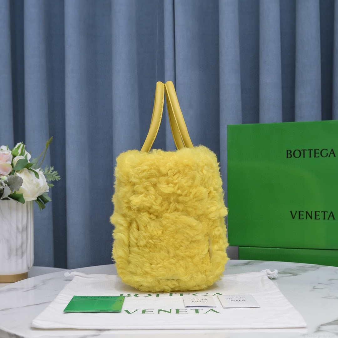 Bottega Veneta BV 652867 Arco Tote Intreccio shearling Yellow