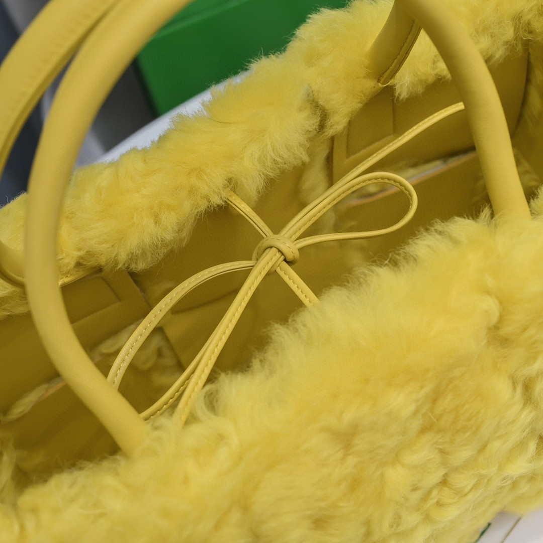 Bottega Veneta BV 652867 Arco Tote Intreccio shearling Yellow