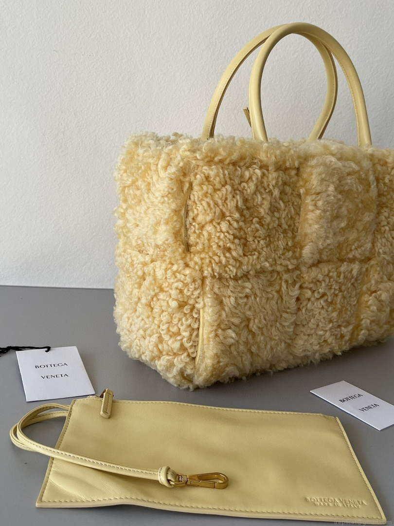 Bottega Veneta BV 652867 Arco Tote Intreccio shearling Light Yellow