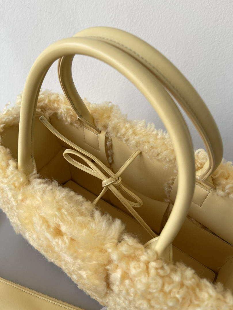 Bottega Veneta BV 652867 Arco Tote Intreccio shearling Light Yellow