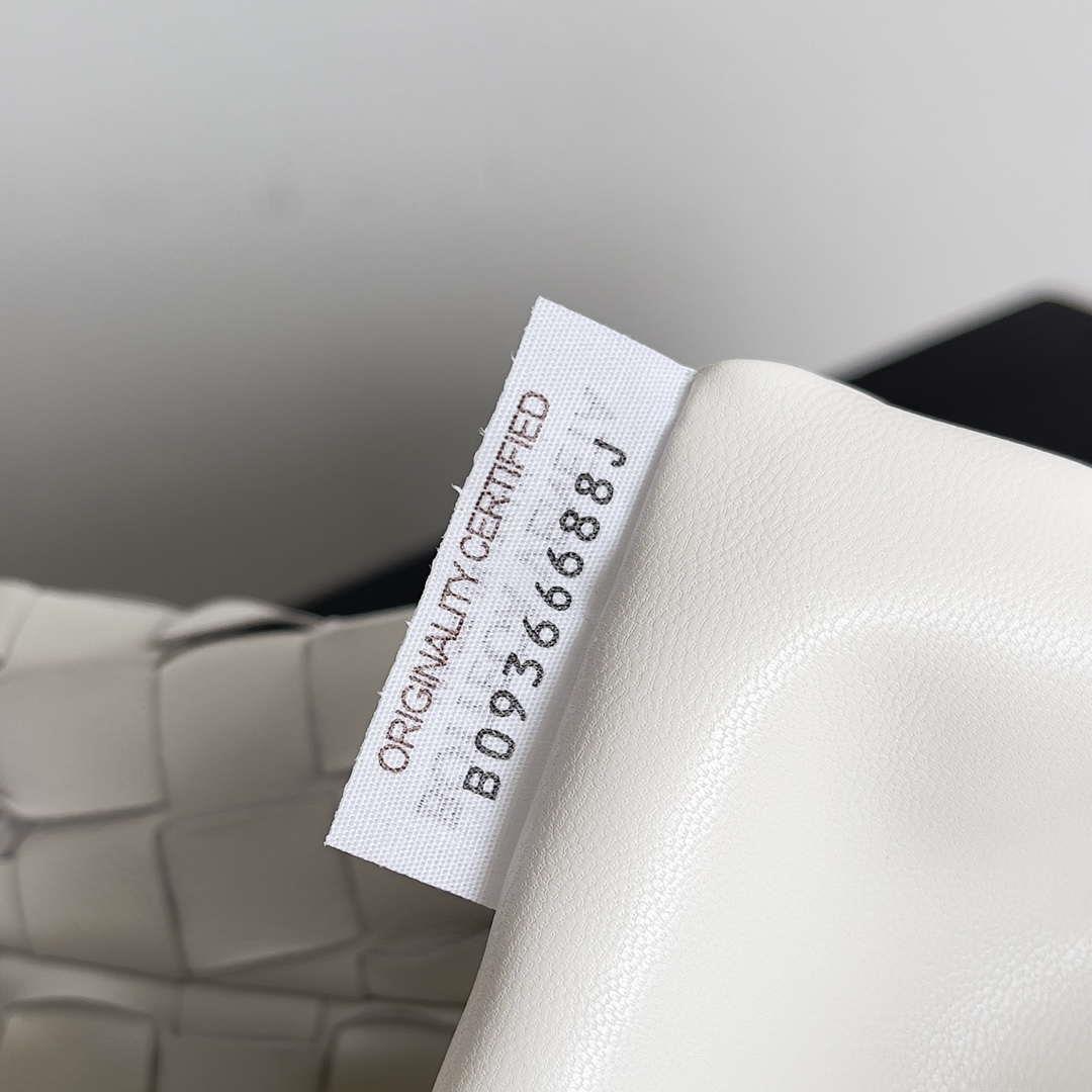 Bottega Veneta BV 600263 Medium Jodie Bag White