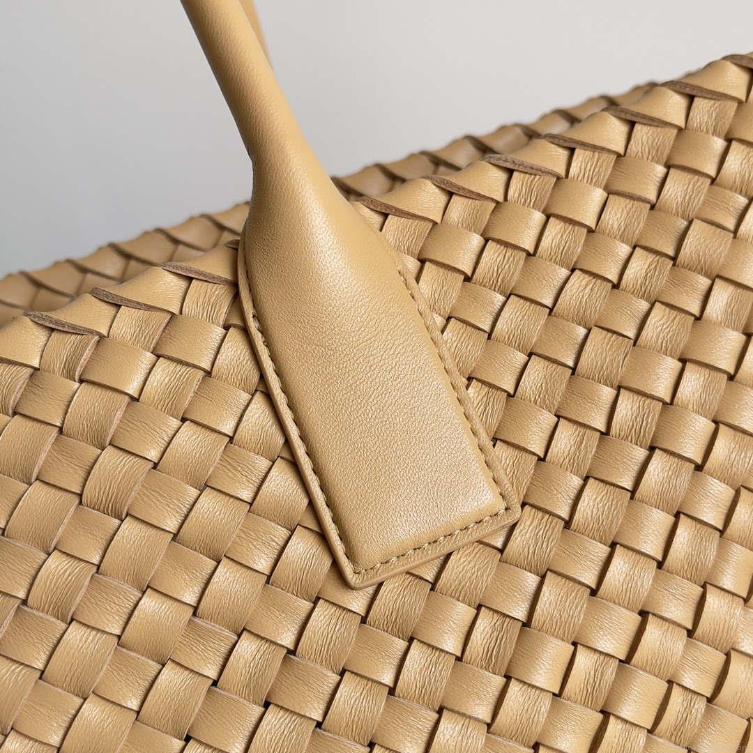Bottega Veneta BV 608811 Large Cabat Bag Bv0027