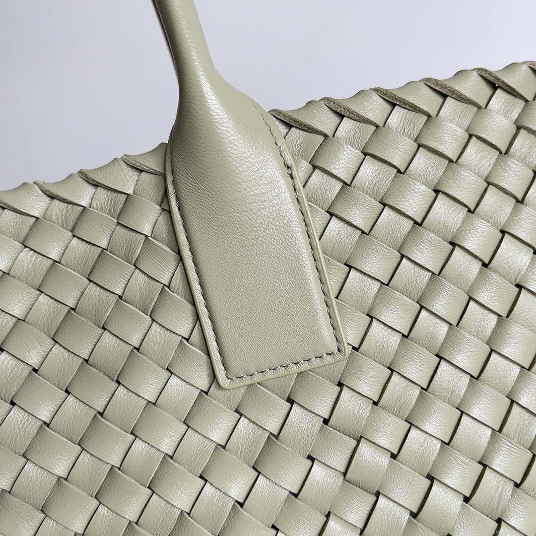 Bottega Veneta BV 608811 Large Cabat Bag Bv0028