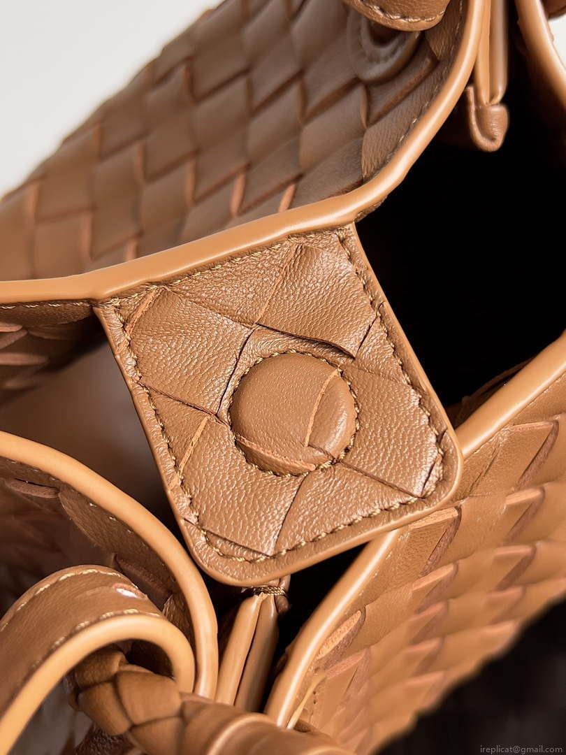 Bottega Veneta BV 796569VCPPT8060 Small Andiamo Parachute Brown