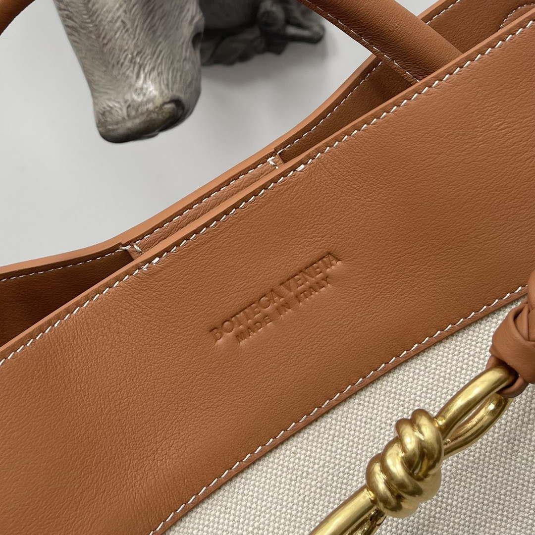 Bottega Veneta BV 795306 Medium Andiamo Natural Tan