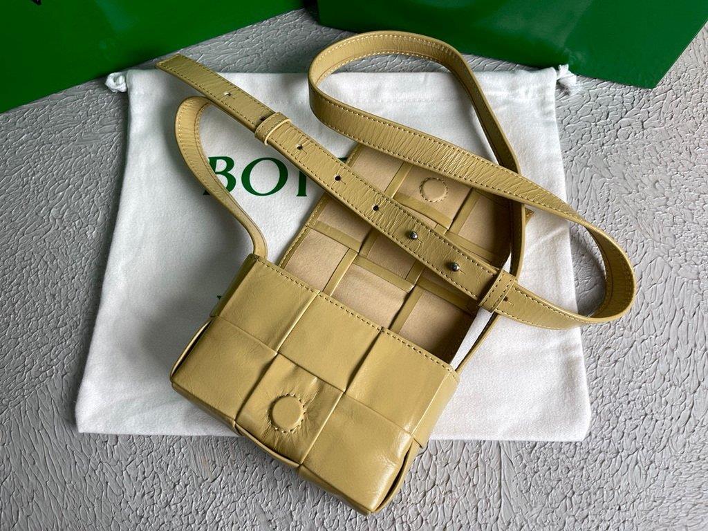 Bottega Veneta BV 666688 Cassette Shoulder Bag 33993 Apricot