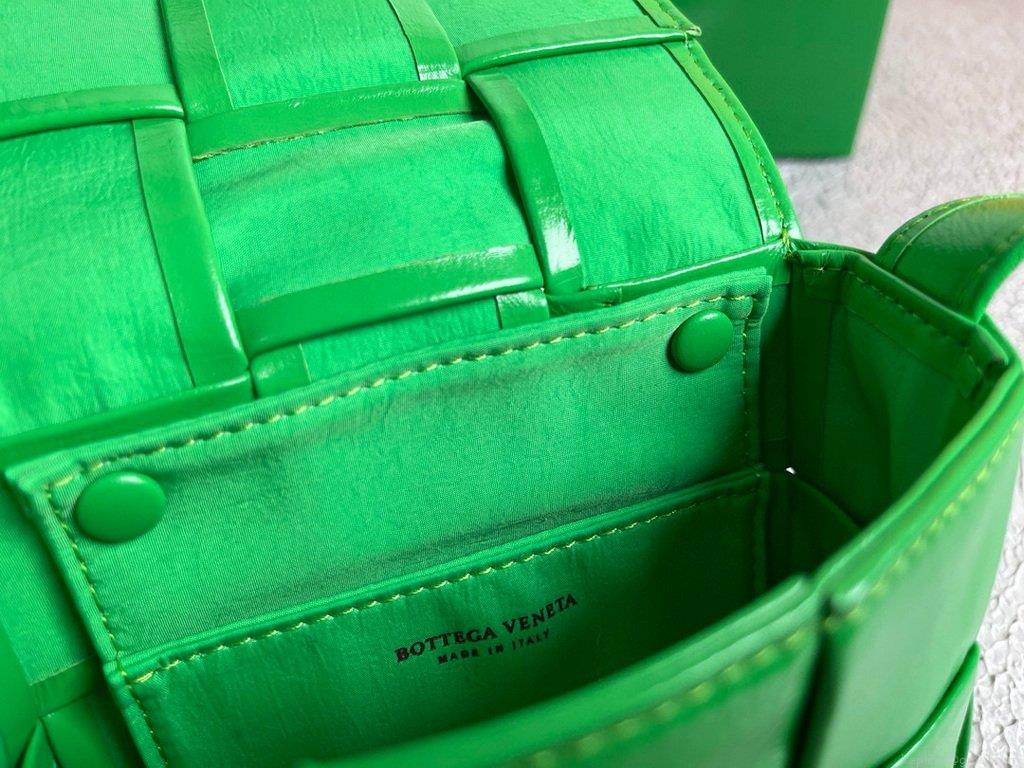 Bottega Veneta BV 666688 Cassette Shoulder Bag 33993 Green