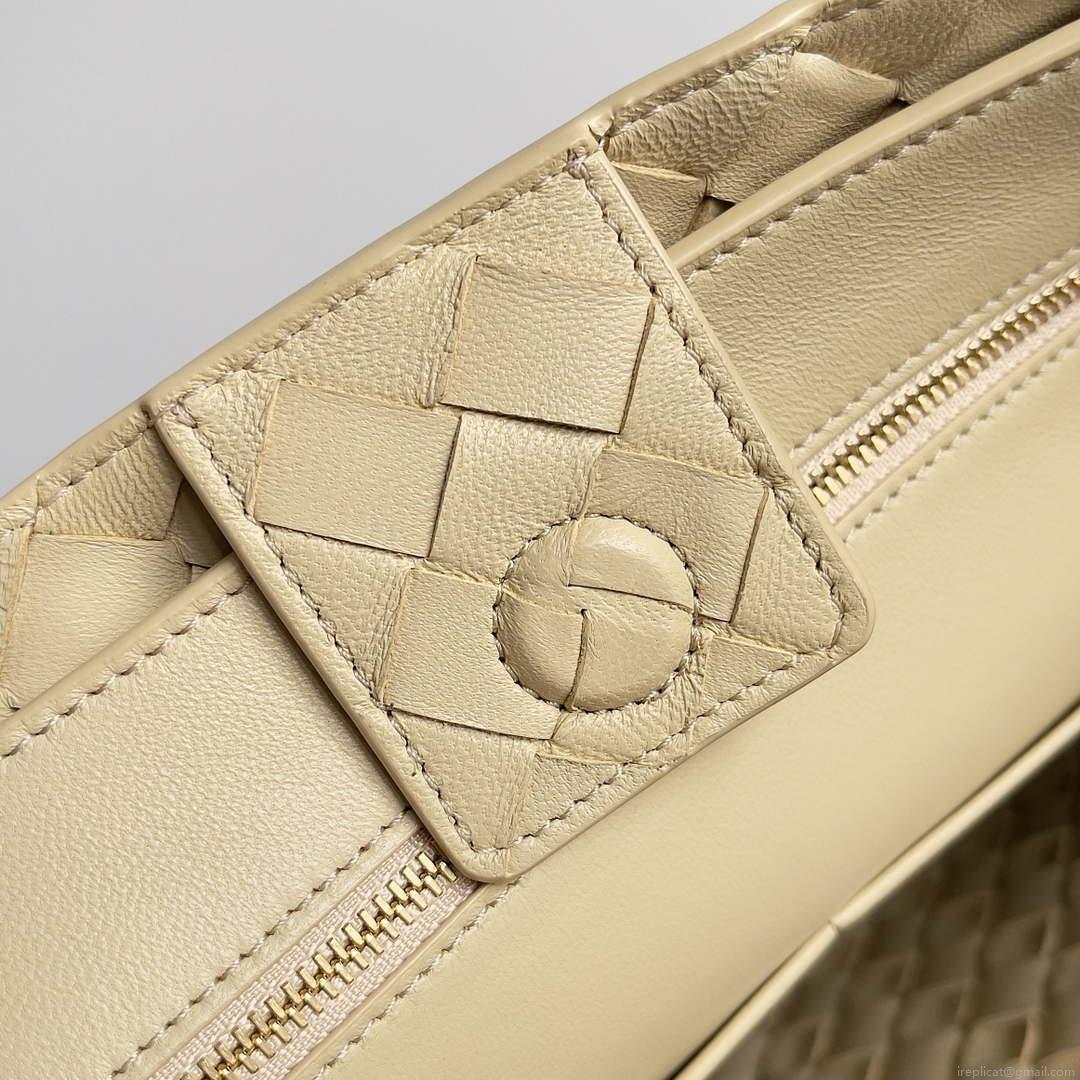 Bottega Veneta BV 743572 Medium Andiamo Apricot