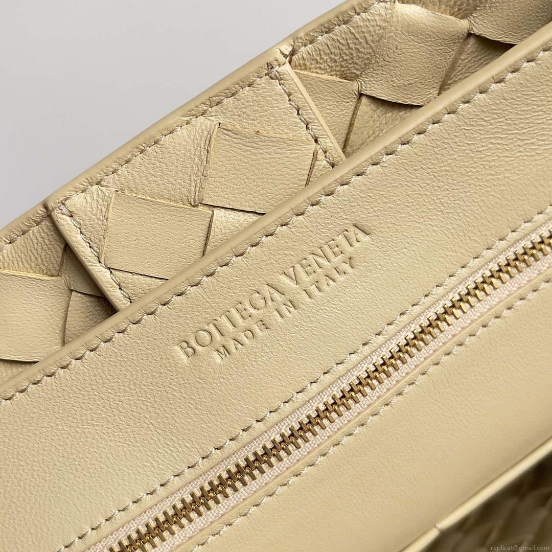 Bottega Veneta BV 743572 Medium Andiamo Apricot