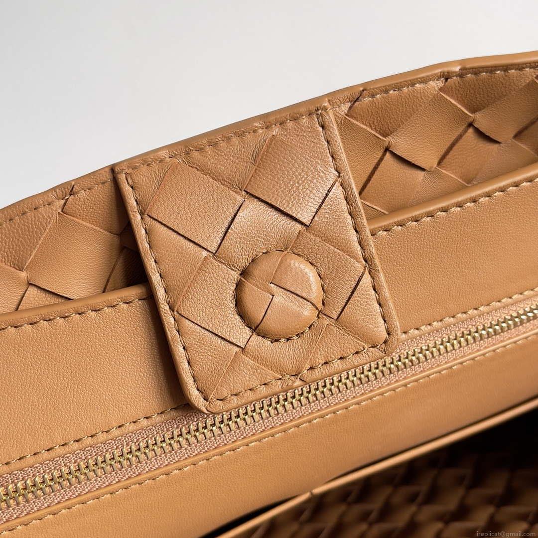 Bottega Veneta BV 743572 Medium Andiamo Tan