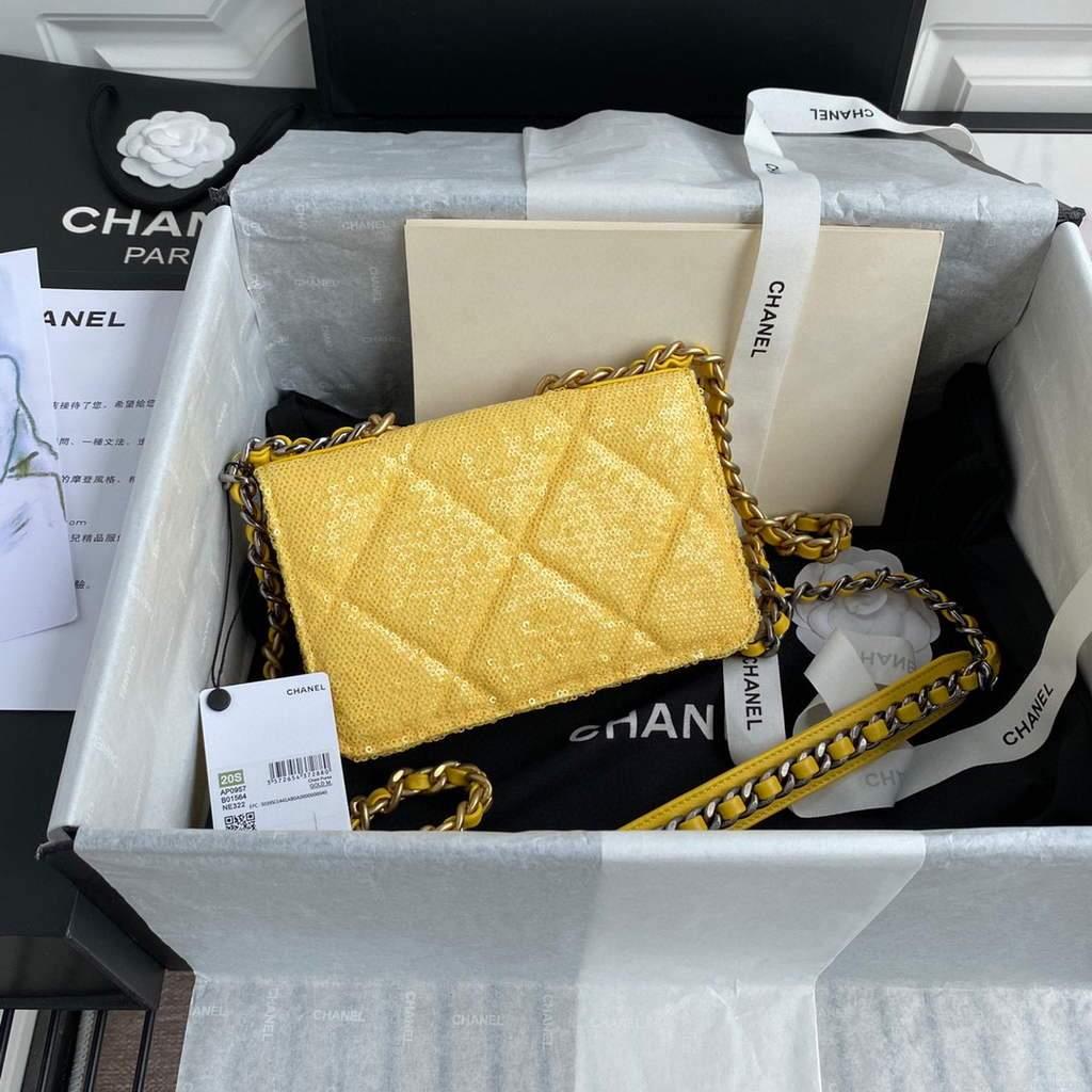Chanel AP0250 Chanel 19 wallet on chain shiny Lambskin Beads Yellow