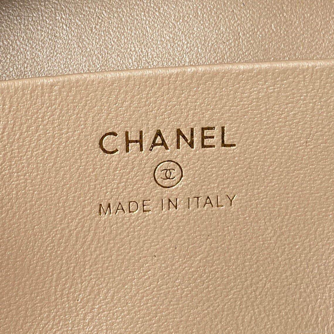 Chanel Vanity Case Shiny Lambskin Gold AP2731 Purple
