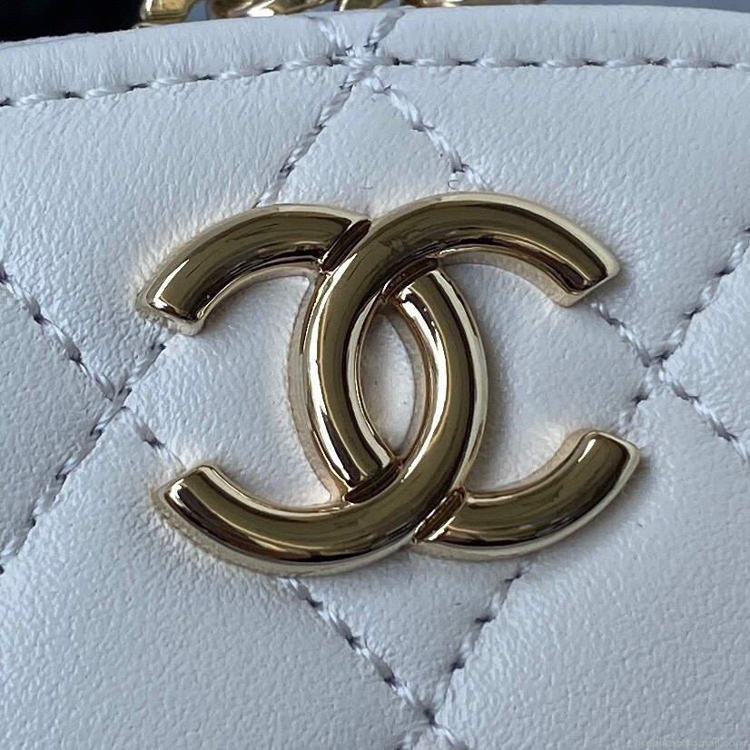 Chanel Vanity Case Shiny Lambskin Gold AP2731 White