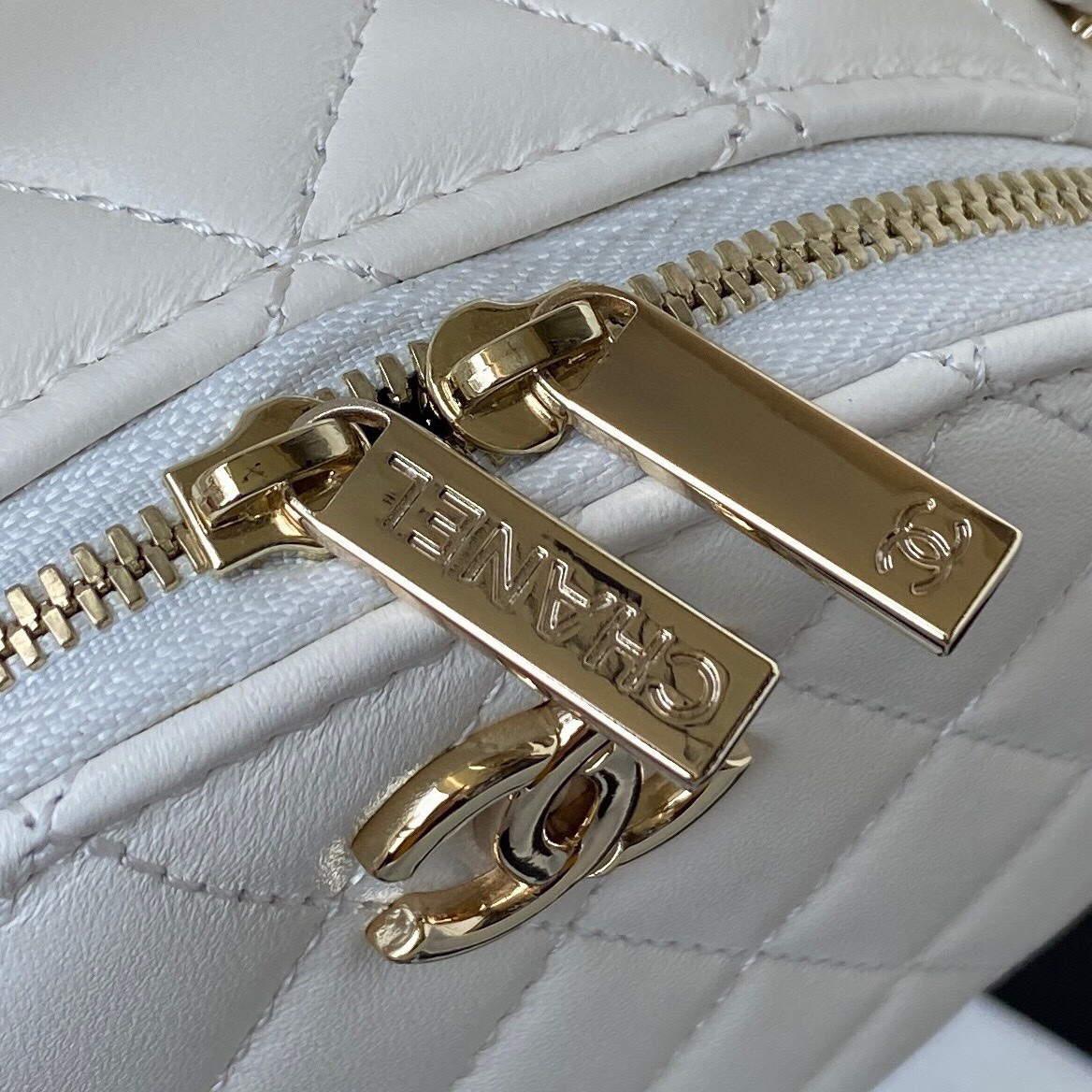 Chanel Vanity Case Shiny Lambskin Gold AP2731 White
