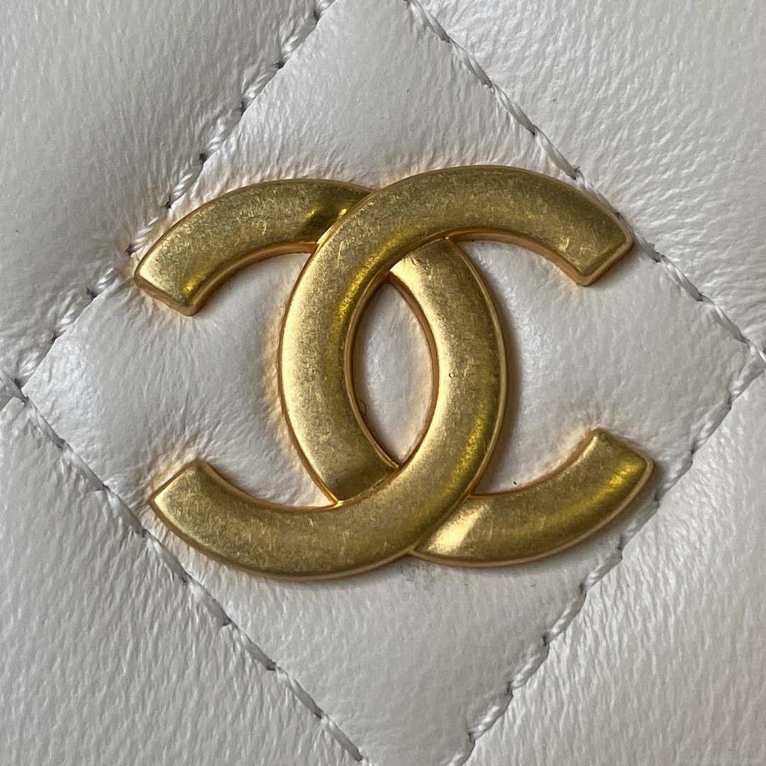 Chanel AP3485 Clutch With Chain Shiny Lambskin & Gold-Tone Metal White