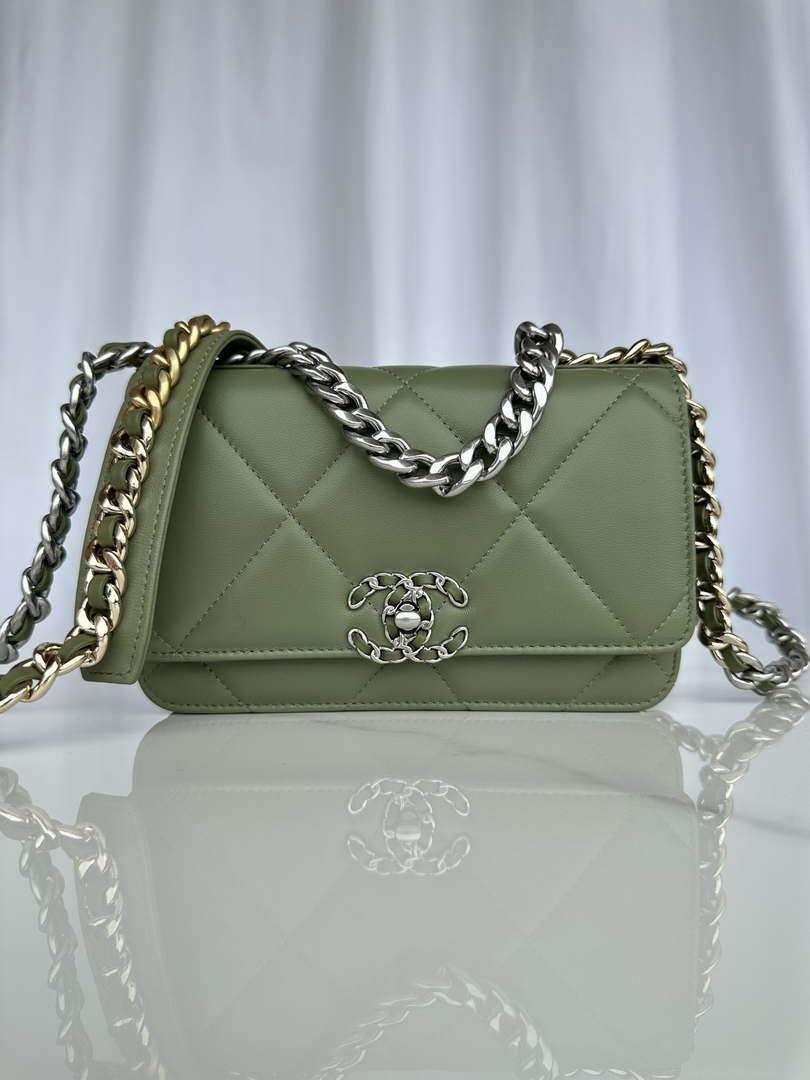 Chanel AP3267 19 Wallet on Chain Woc Shiny Lambskin Green