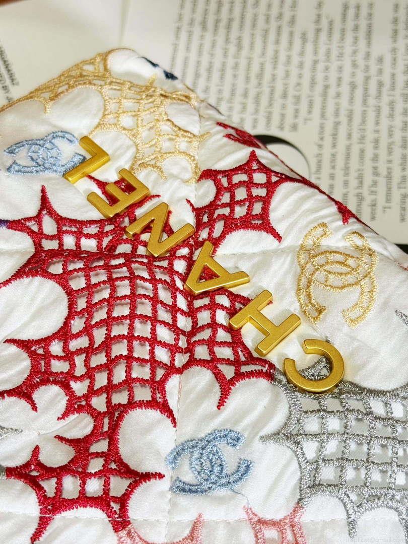 Chanel AS3980 22 Mini Handbag Lace Patchwork & Gold-Tone Metal Multicolour