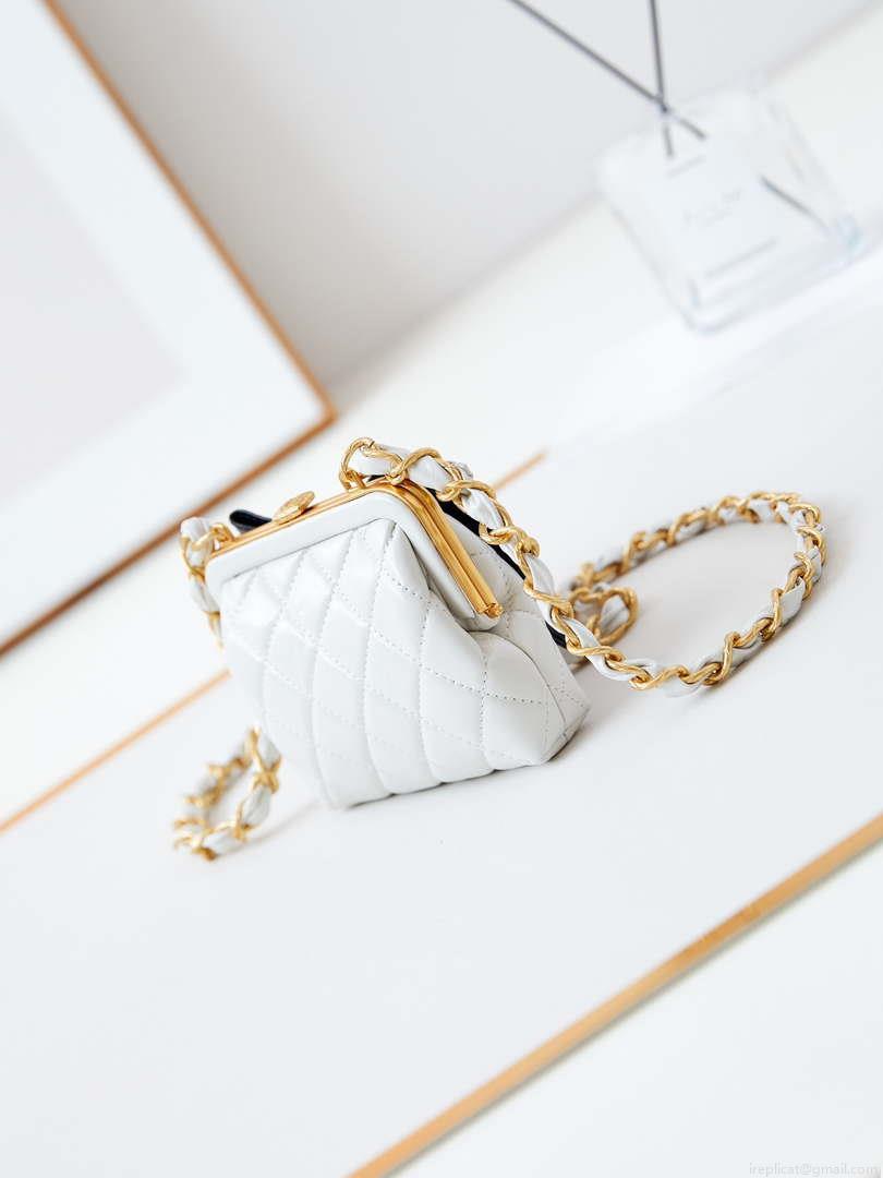 Chanel AP4028 Clutch with chain Lambskin Patent Crumpled Lambskin & Gold-Tone Metal White