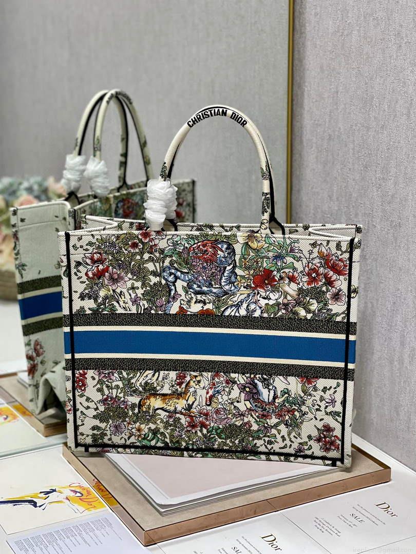 Dior M1286 Large Book Tote Latte D-Constellation Embroidery