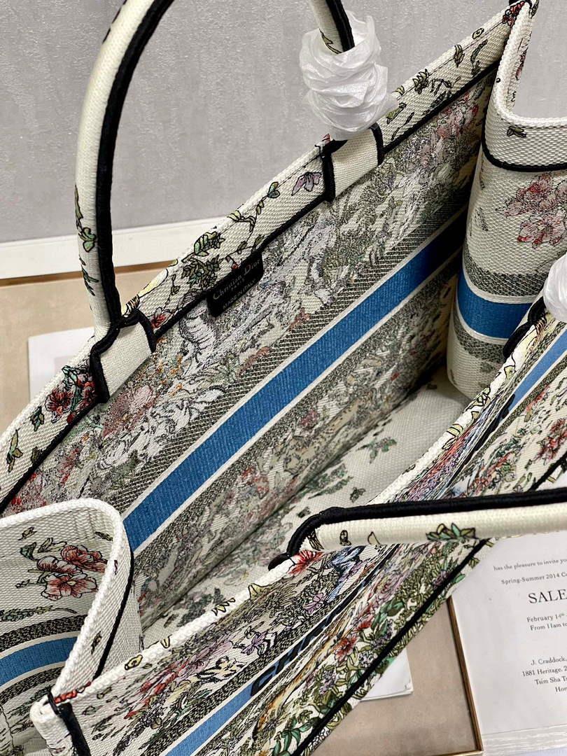 Dior M1286 Large Book Tote Latte D-Constellation Embroidery