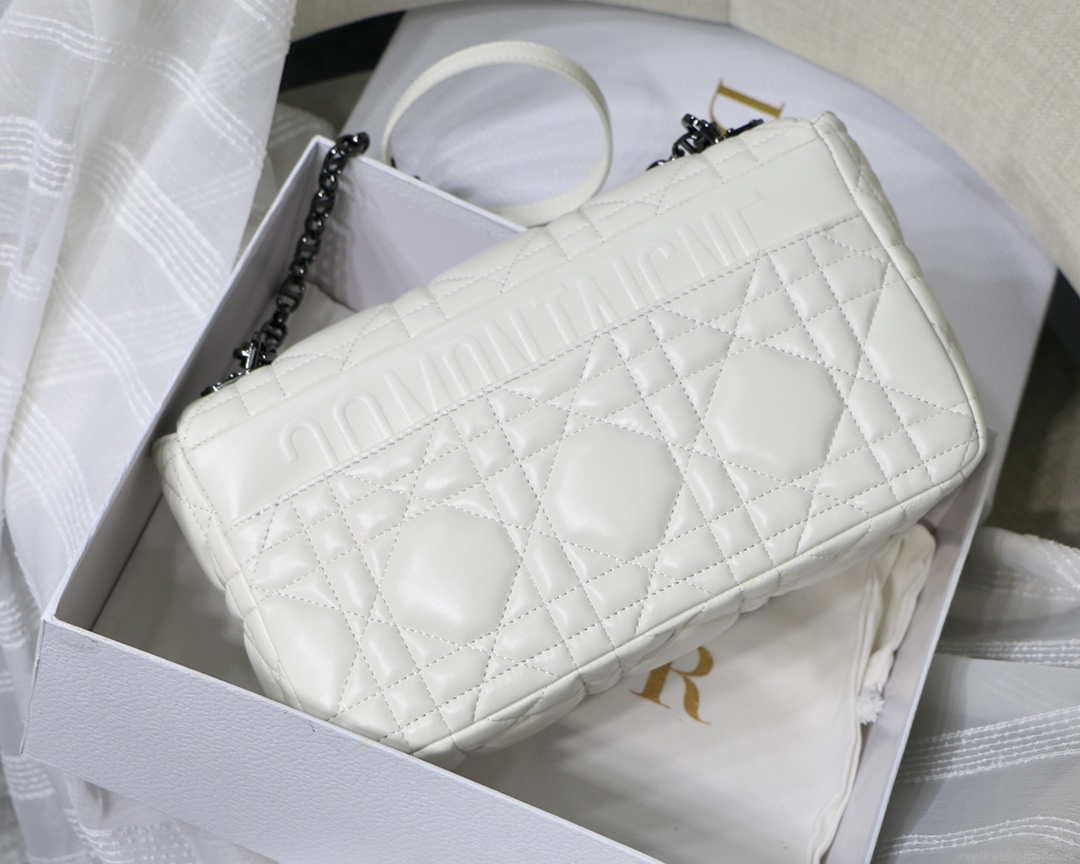 Dior M9243 Large Quilted Macrocannage Calfskin White with Black logo