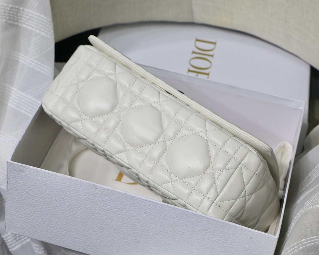 Dior M9243 Large Quilted Macrocannage Calfskin White with Black logo