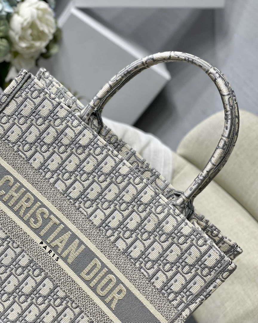 Dior Book Tote M1296 Medium Beige Dior Oblique Embroidery M0082
