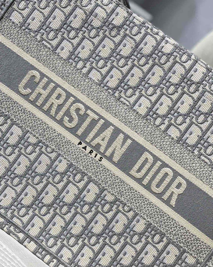 Dior Book Tote M1296 Medium Beige Dior Oblique Embroidery M0082