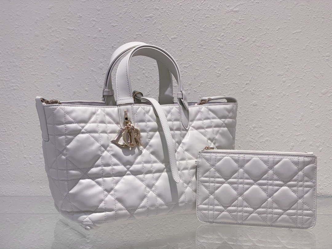 Dior M2821 Medium Dior Toujours Bag White Macrocannage Calfskin