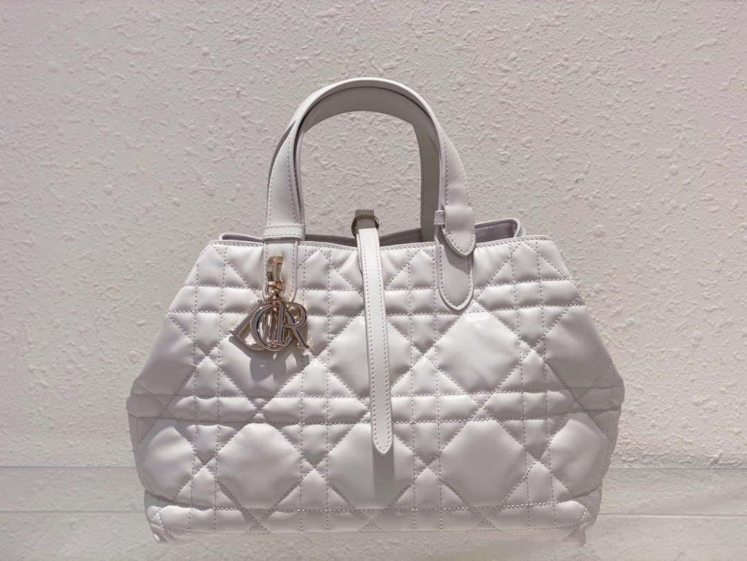 Dior M2821 Medium Dior Toujours Bag White Macrocannage Calfskin