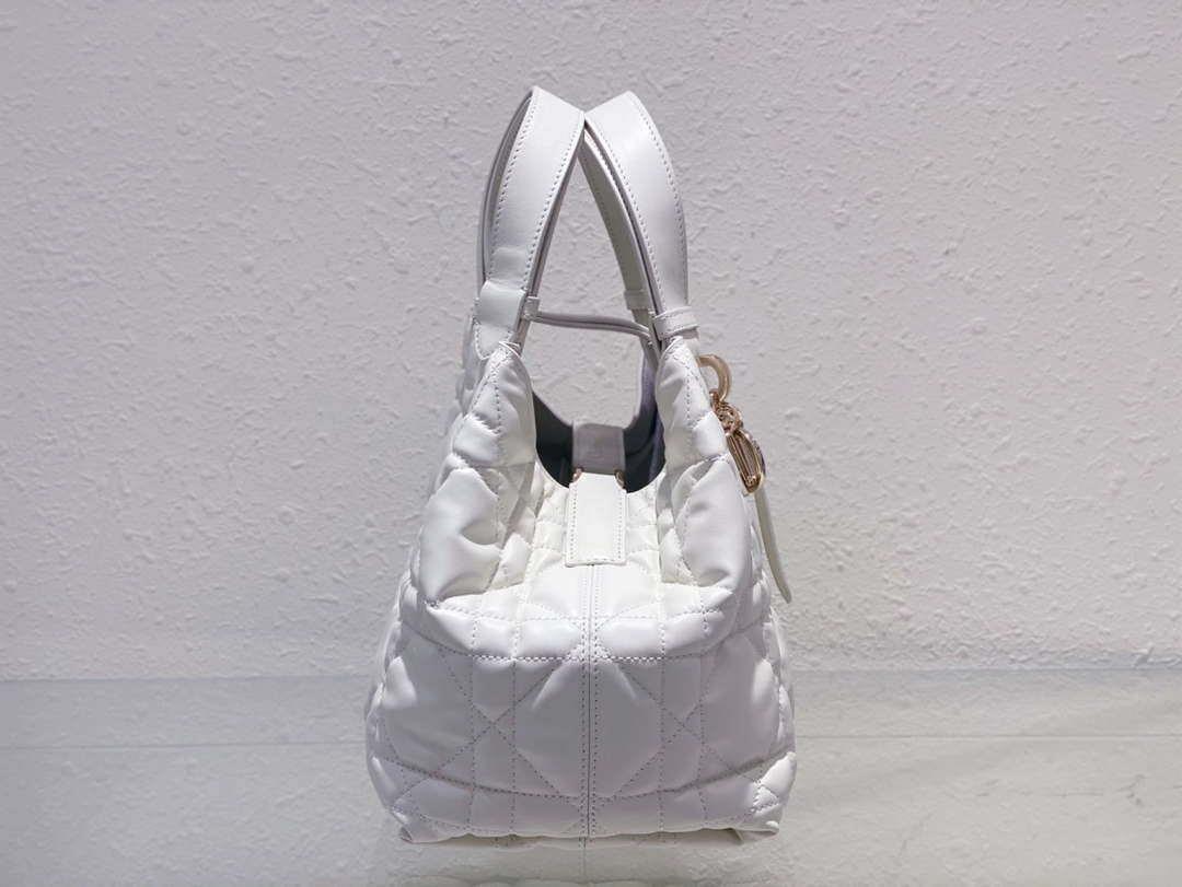 Dior M2821 Medium Dior Toujours Bag White Macrocannage Calfskin