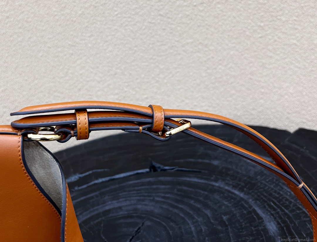Fendi 8BS069 Fendi Brown Leather Croissant bag 8373