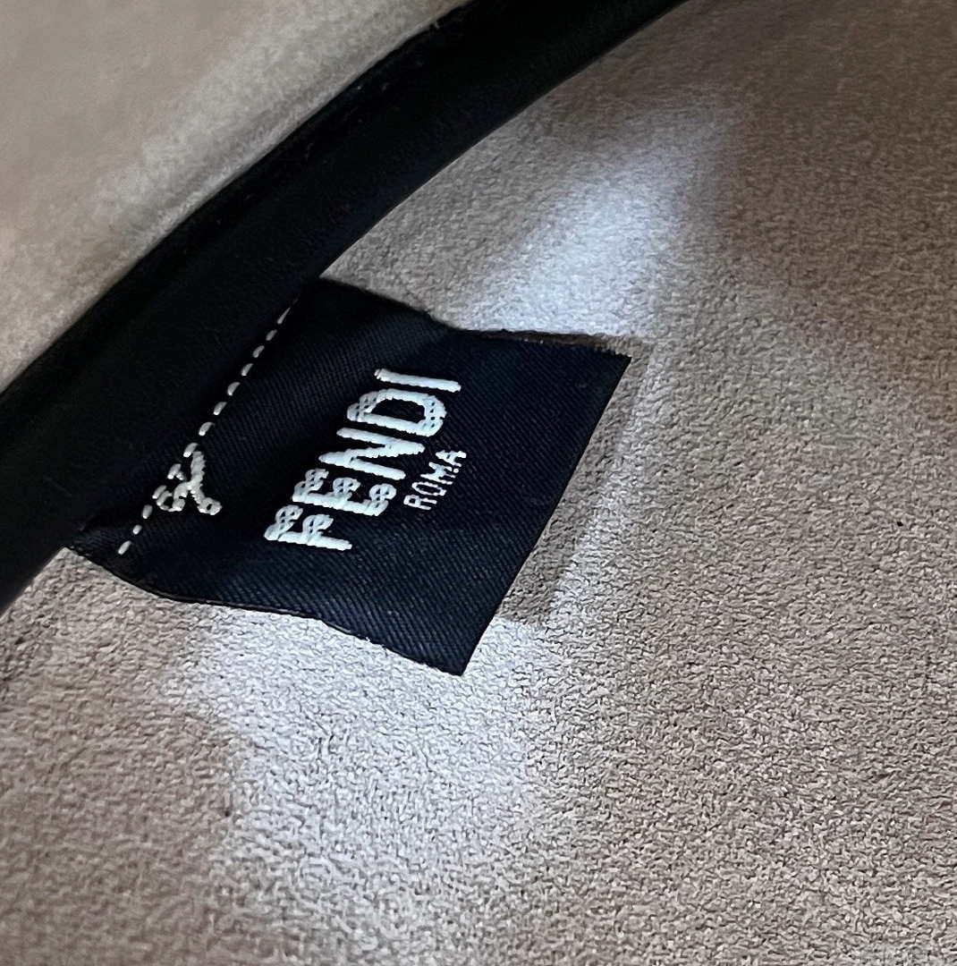 Fendi 8BS069 Fendi Black Leather Croissant bag 8373