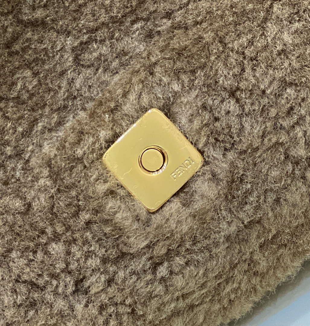 Fendi 8BR600 Baguette Medium Re-Edition bag in camel lamé sheepskin