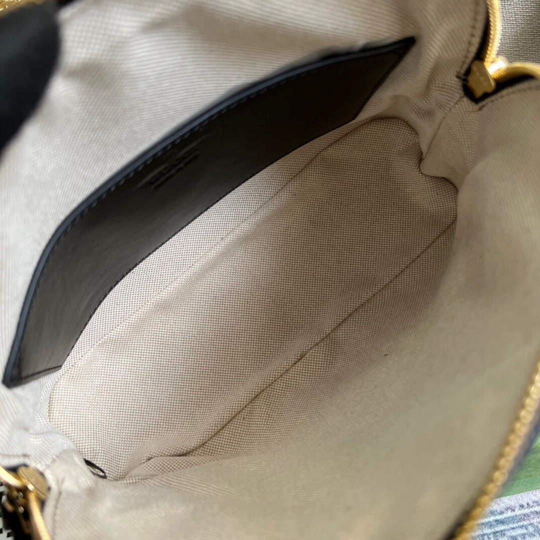 Gucci 702229 GG matelassé leather shoulder bag Black