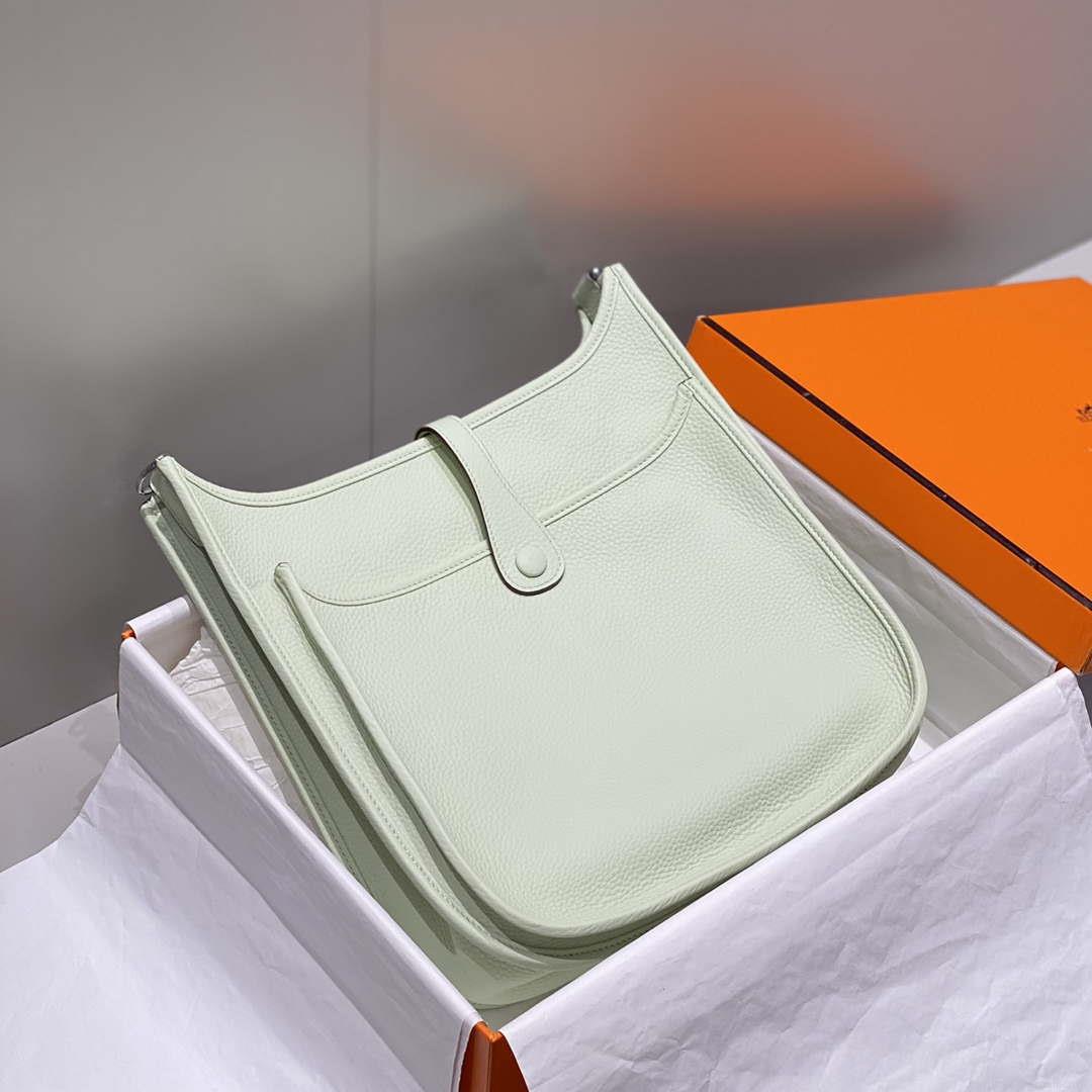 Hermes H083435 Evelyne III 29 Shoulder Bag Silver Hardware Light Green