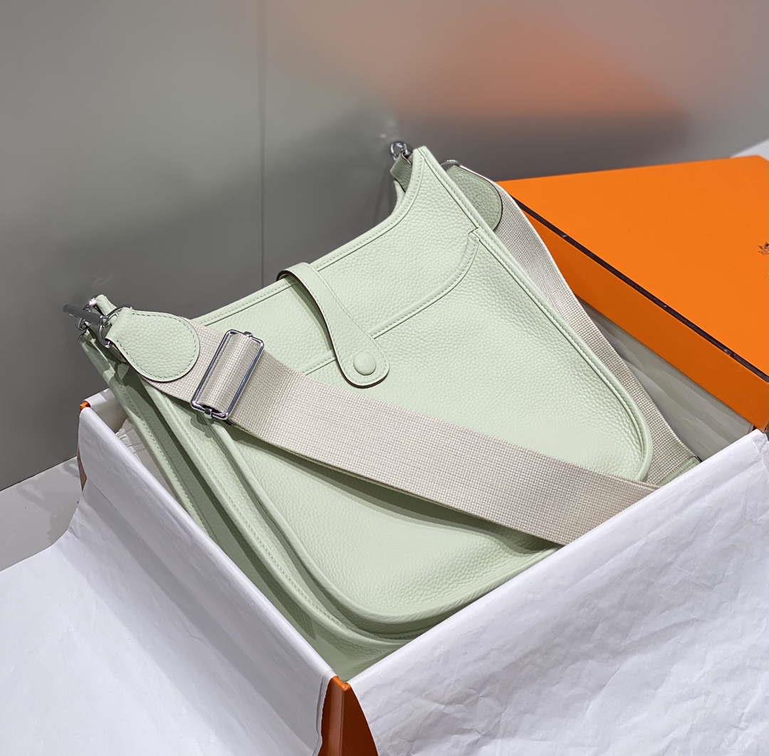 Hermes H083435 Evelyne III 29 Shoulder Bag Silver Hardware Light Green