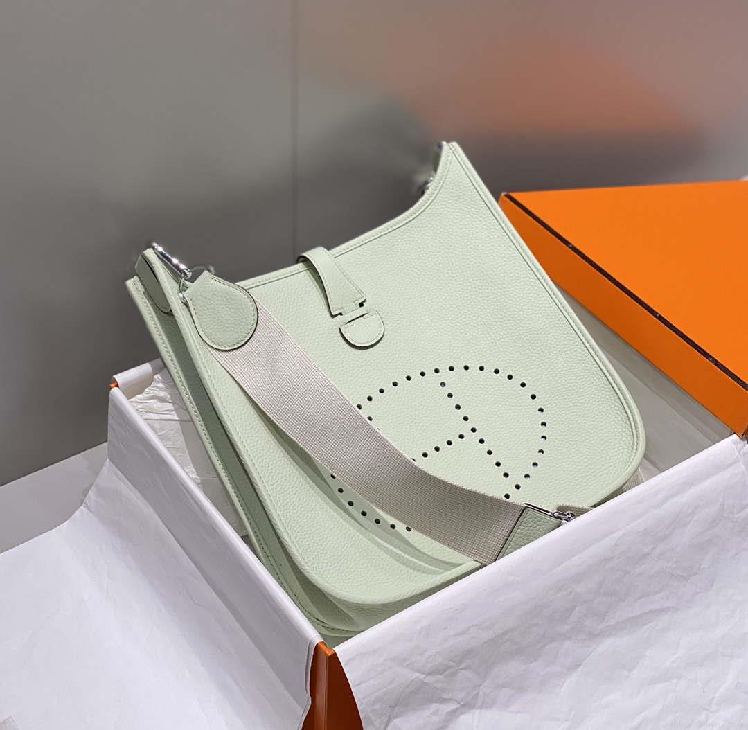 Hermes H083435 Evelyne III 29 Shoulder Bag Silver Hardware Light Green