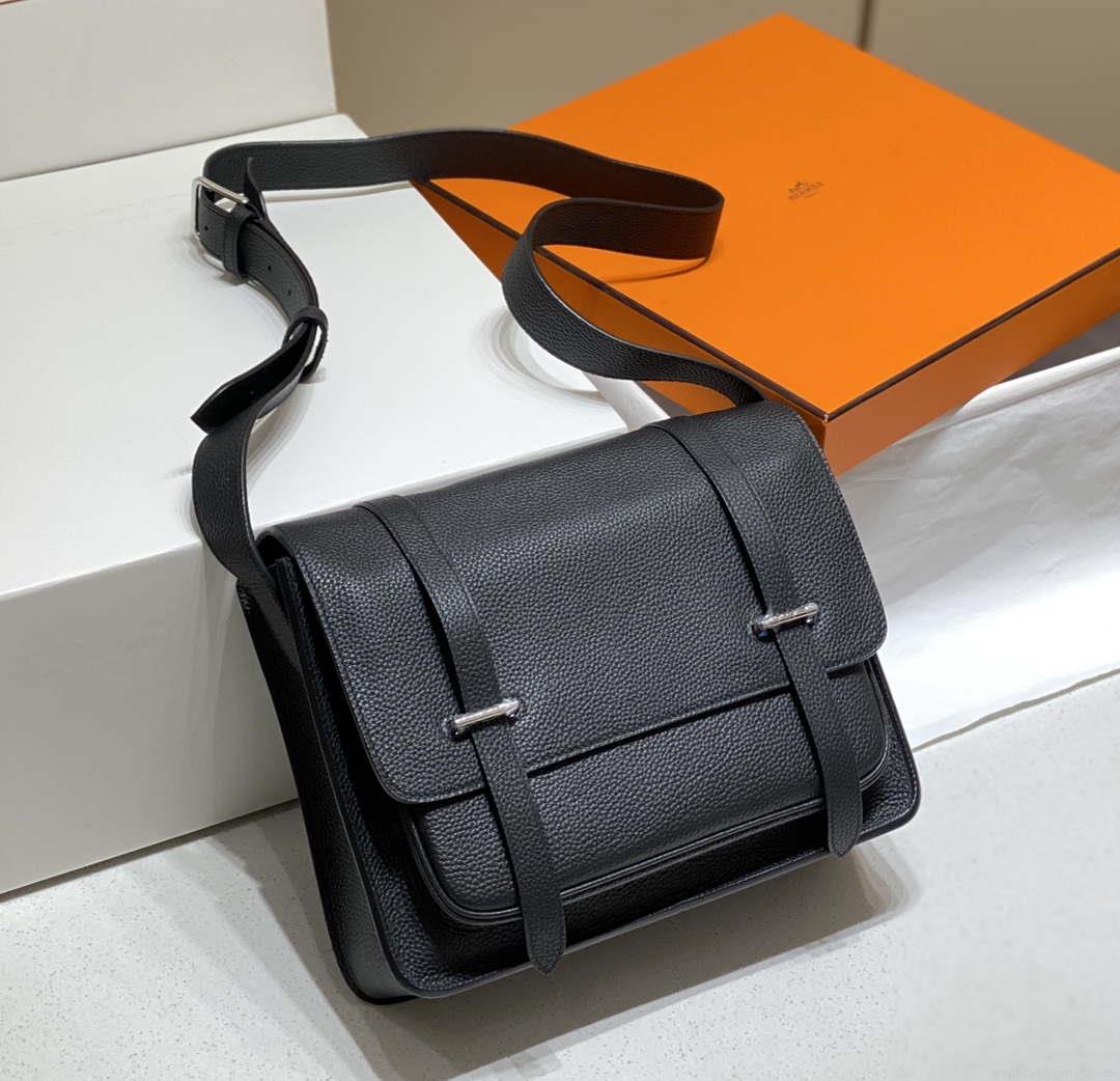 Hermes H074774CK37 Steve light messenger bag Black