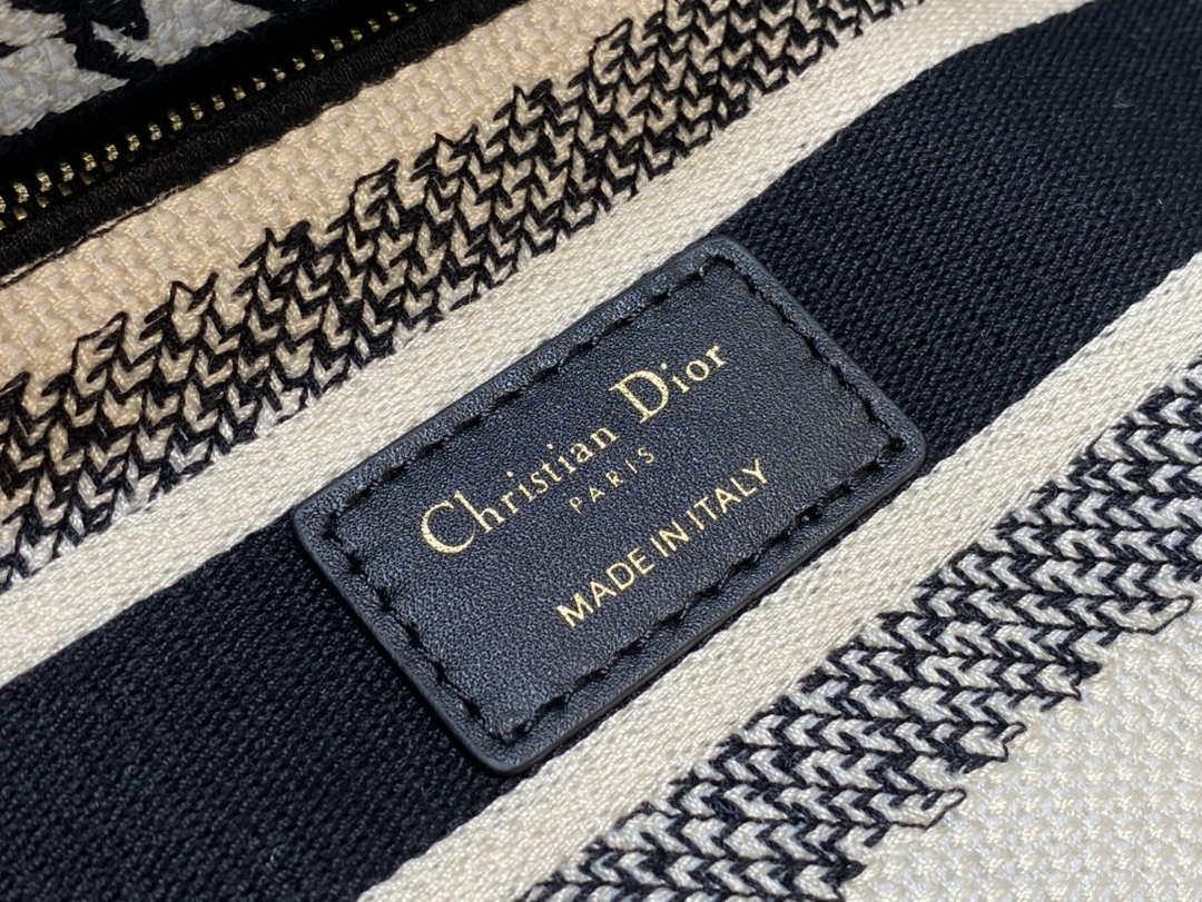 Dior M0565 Medium Lady D-Life Bag Black and White Houndstooth Embroidery