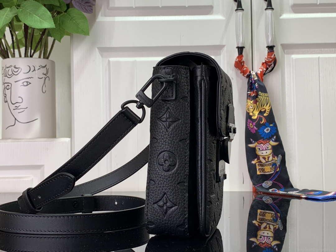 LV M81524 Louis Vuitton S-Lock Vertical Wearable Wallet Black